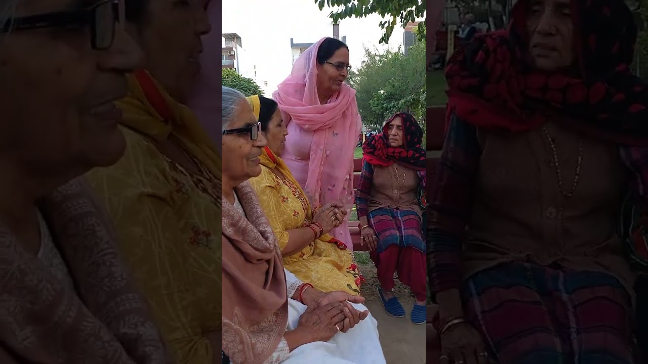 बूढ़ी अम्मा ने गाया राधा की चोली रतन अमोली तो नो लख हीरा जड़वाया मेरे राम 