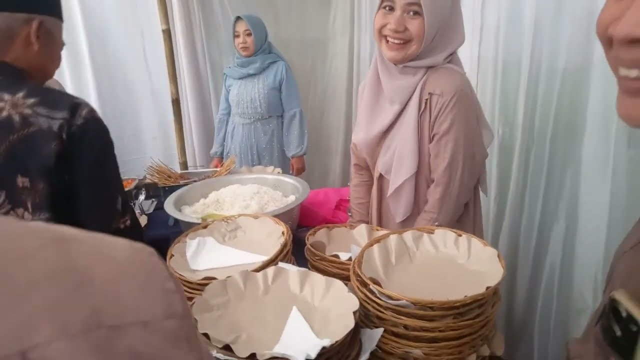 SUASANA ACARA PERNIKAHAN DI PERKAMPUNGAN