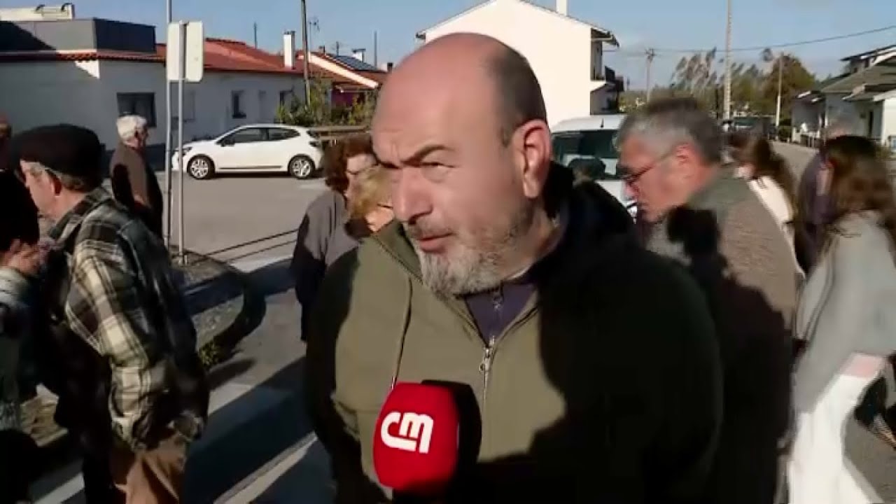 Moradores sem luz há semanas realizam protesto e fecham rua na Marinha Grande