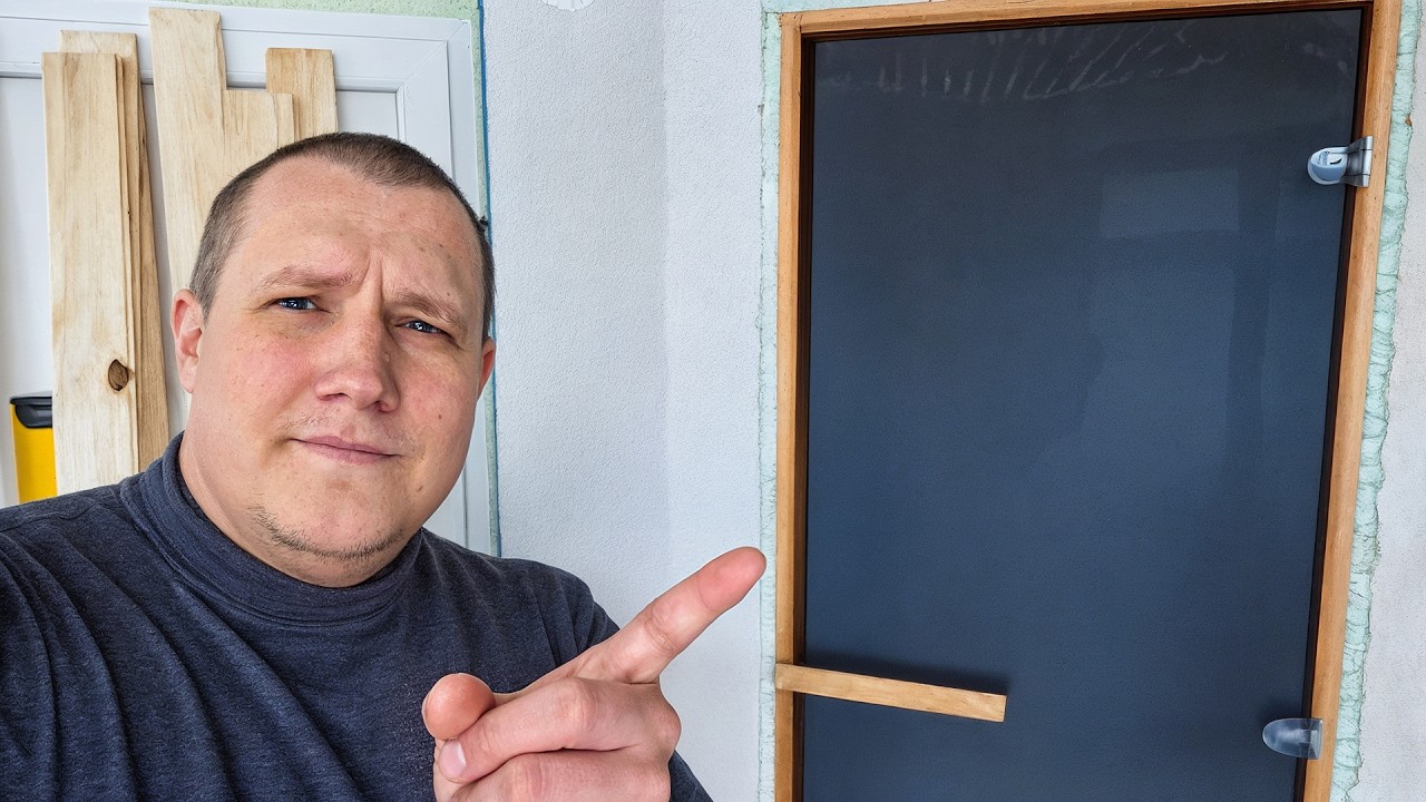УДОБНАЯ ПАРИЛКА: установили стеклянную дверь и начали обшивать потолок. Результат впечатлил