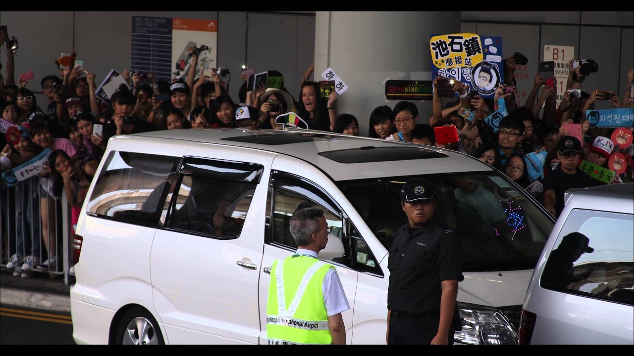 Running Man at Hong Kong International Airport 20130712