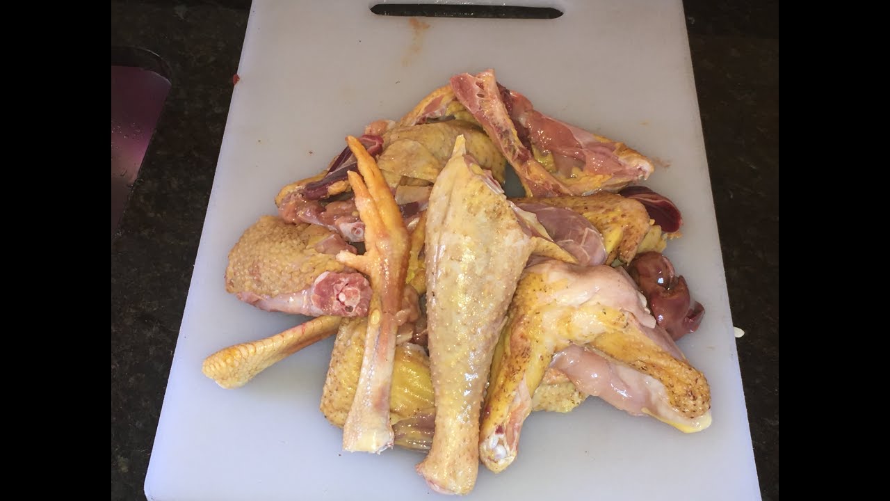 Como picar um frango caipira