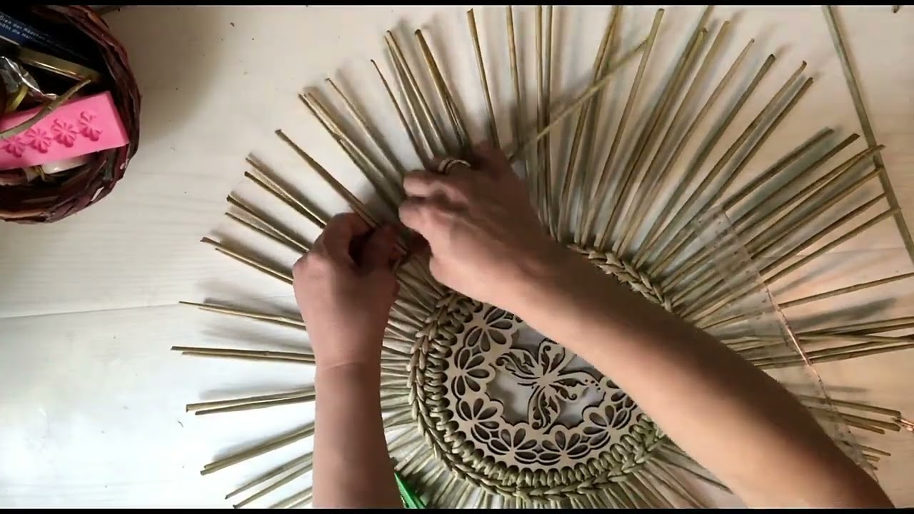 Decorațiune de Perete Unică: Cum să Creezi un Design Împletit din Tubulețe de Hârtie