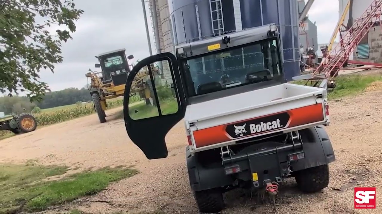Райан Келли тестирует экскаватор Bobcat Toolcat на действующей ферме.