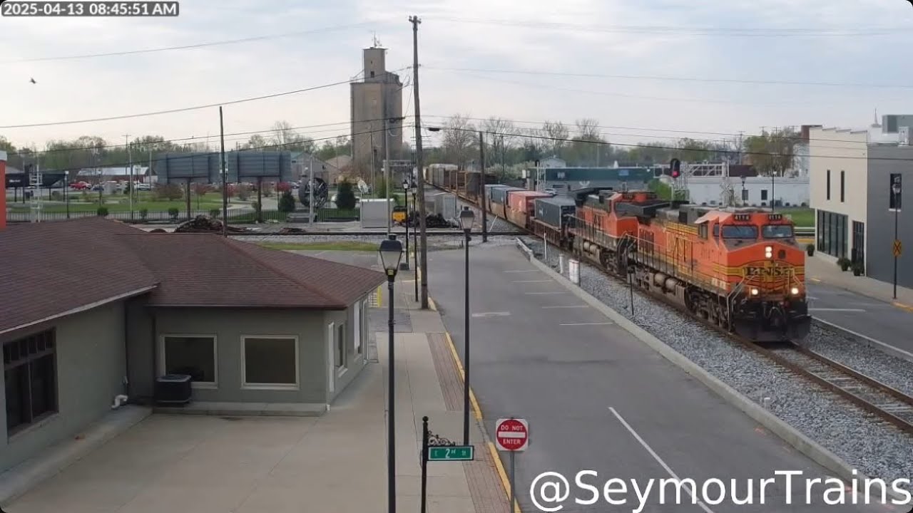 Burlington Northern Santa Fe (BNSF) engines in Seymour, IN on 4-13-25