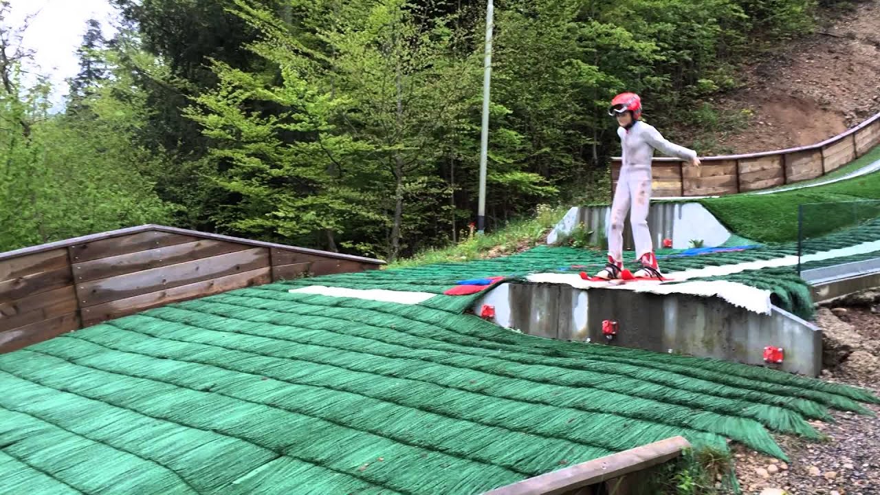 Skispringen mal anders (mit kleinen Plastikskis)