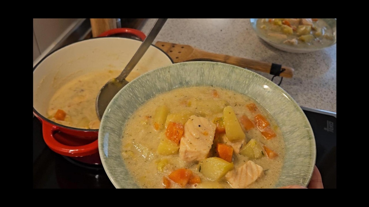 Lohikeitto o sopa de salmón en un día cozy en casa
