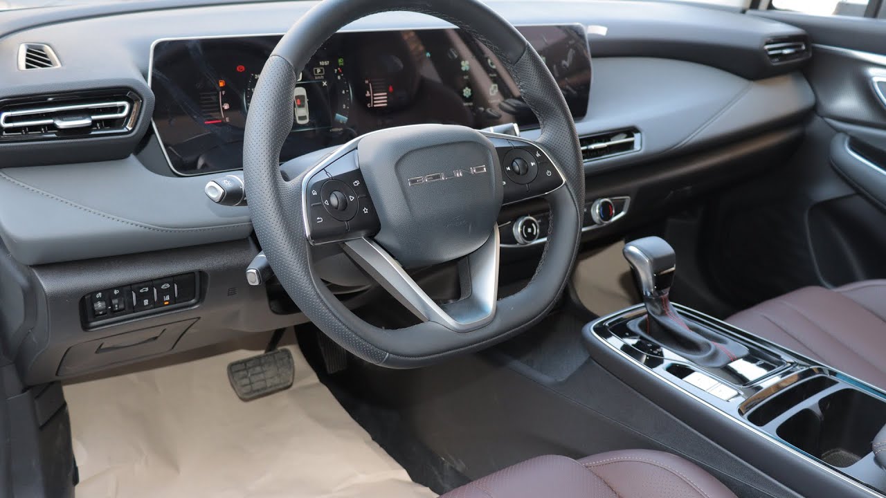Обзор салона BAIC U5 Plus Topline 2025 года, белый, коричневый