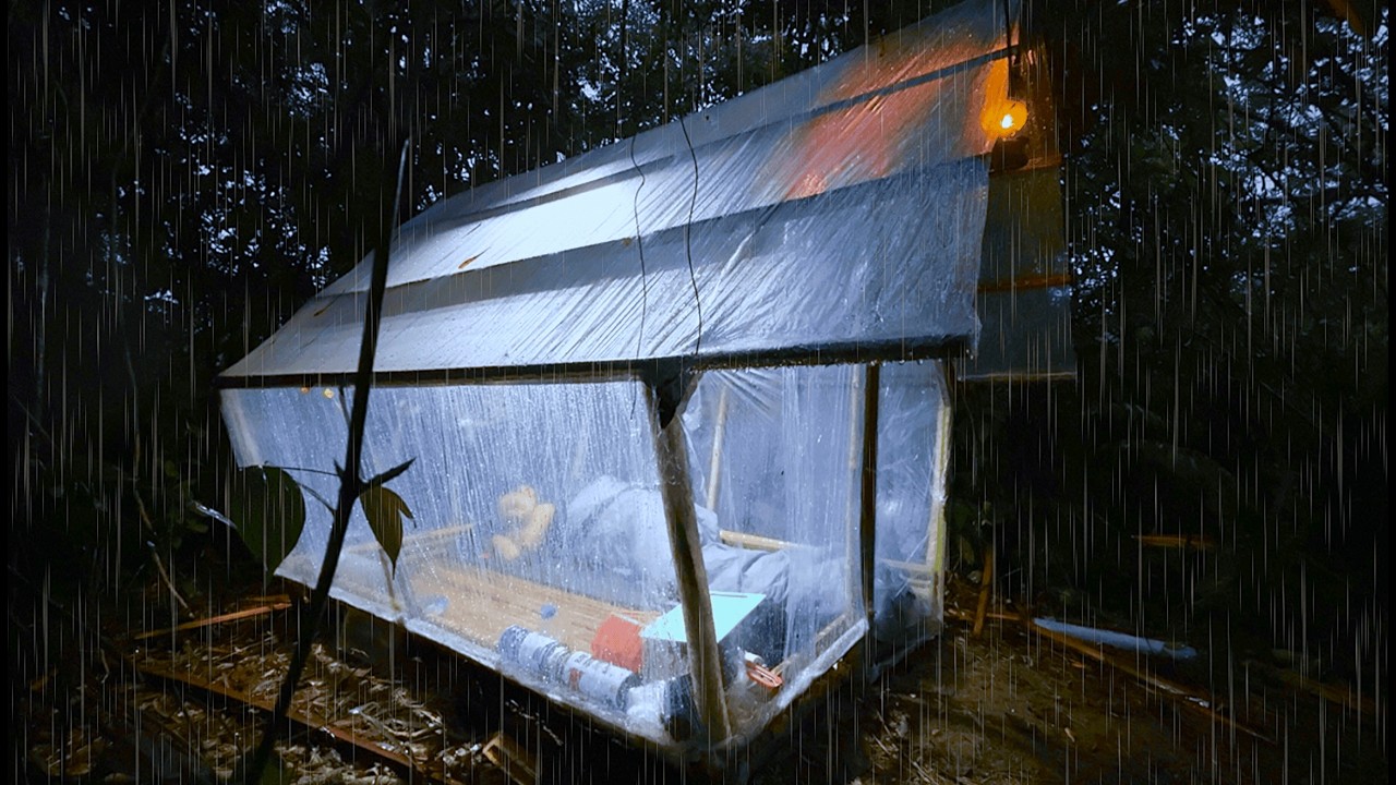 Camping Hujan Deras - 24 Jam Hujan Deras Saat Membuat Shelter Dari Plastik Di Hutan 