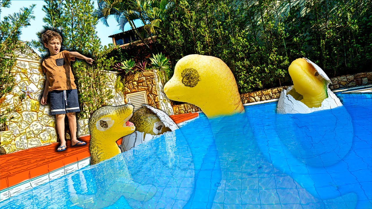 JOGAMOS OVOS DE DINOSSAURO QUE CRESCEM NA PISCINA - Vídeo Infantil - Paulinho e Toquinho