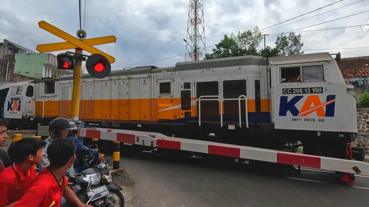 RAILWAY CROSSING 14 Kompilasi Kereta Api DAOP 2 Bandung (Part 2)