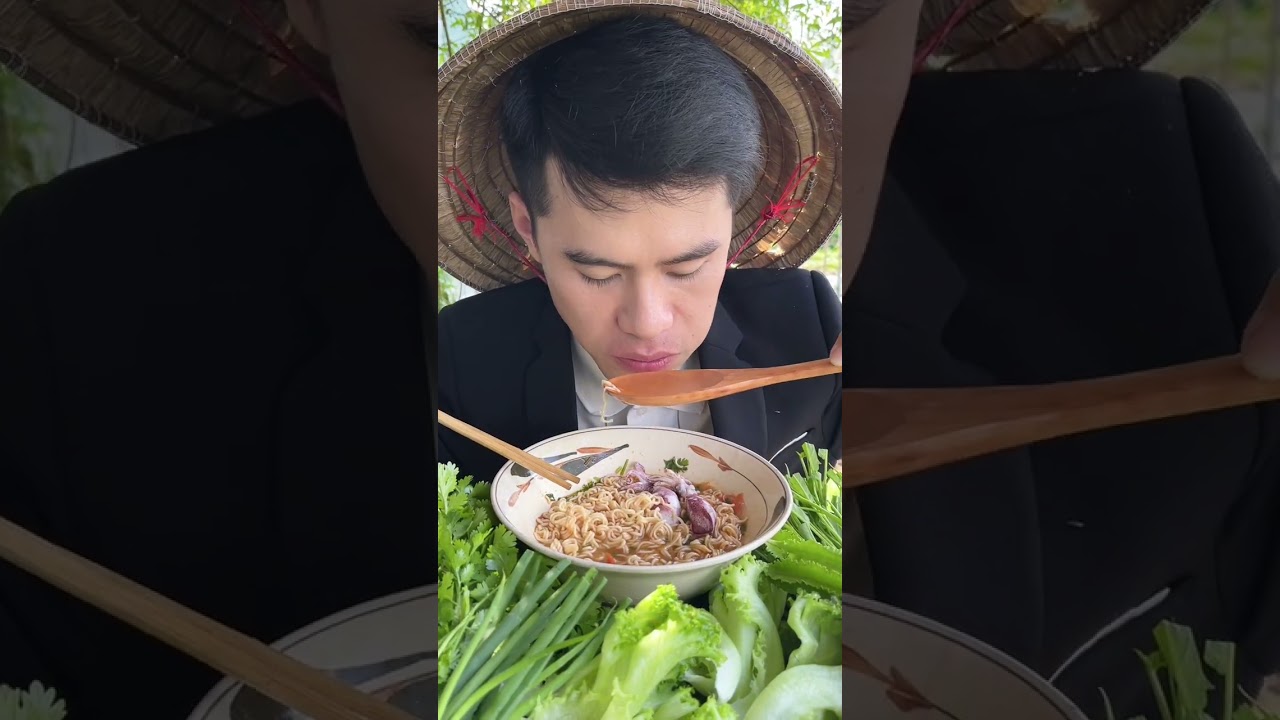 Ăn mì kèm nhiều rau vườn ngon không gì bằng