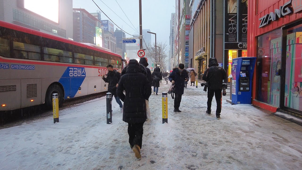 4K Snowfall in Downtown Seoul, Gangnam Street | Winter Morning Walk