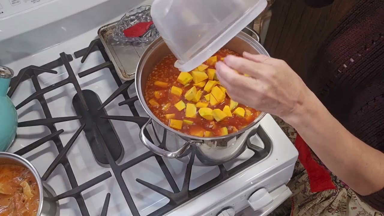Суп из тыквы, колбасы и фасоли. Густой, насыщенный, но с тонким вкусом. #домашняякухня #тыква