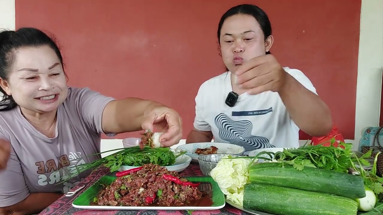ก้อยหรือลาบไม่รู้แต่บอกเลยโคตรอร่อยแม่และพ่อต่างบอกว่าสุดๆเมนูนี้