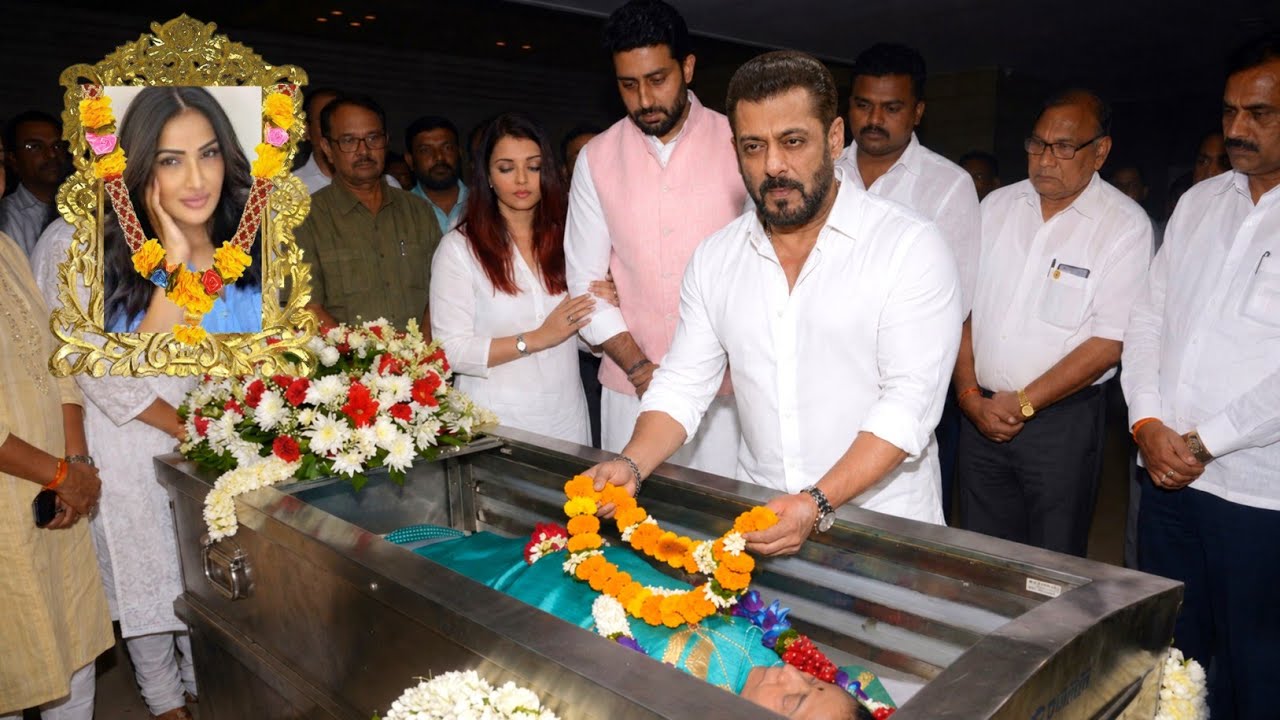Salman Khan Gets Emotional At Kumud Rane Prayer Meet 