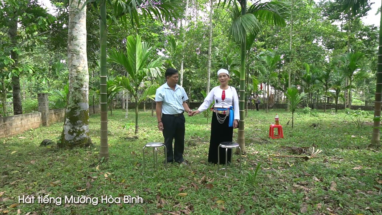 Hát tiếng Mường của hai nghệ nhân Bùi Minh Tâm và Bùi Thị Nhàn thể hiện quá hay ở Chí Đạo - Lạc Sơn.