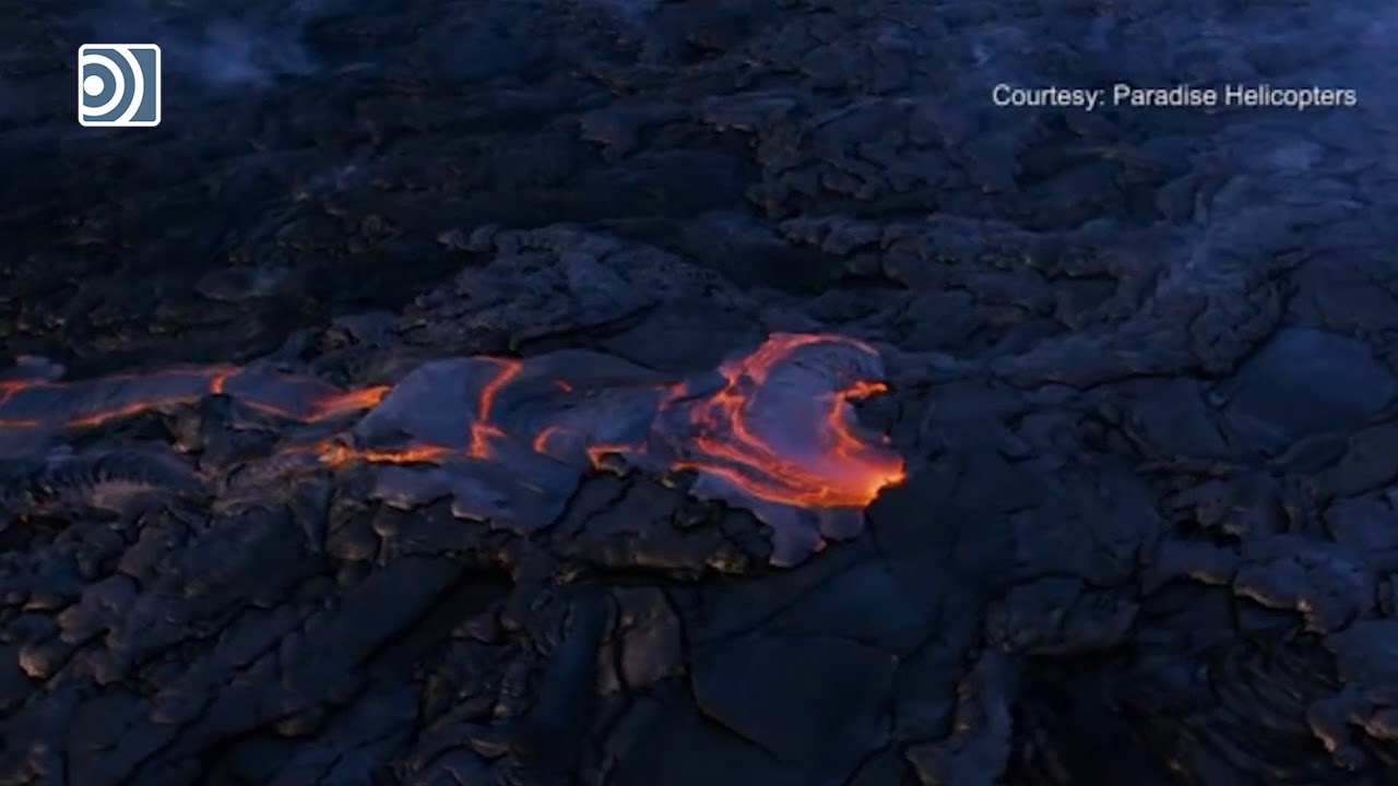 Espectaculares imágenes desde un helicóptero del volcán Kilauea escupiendo lava