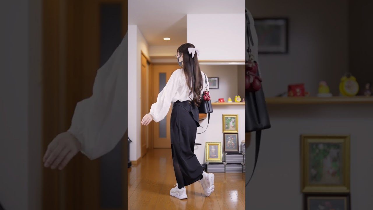 黒タイツに白スニーカーのコーデ