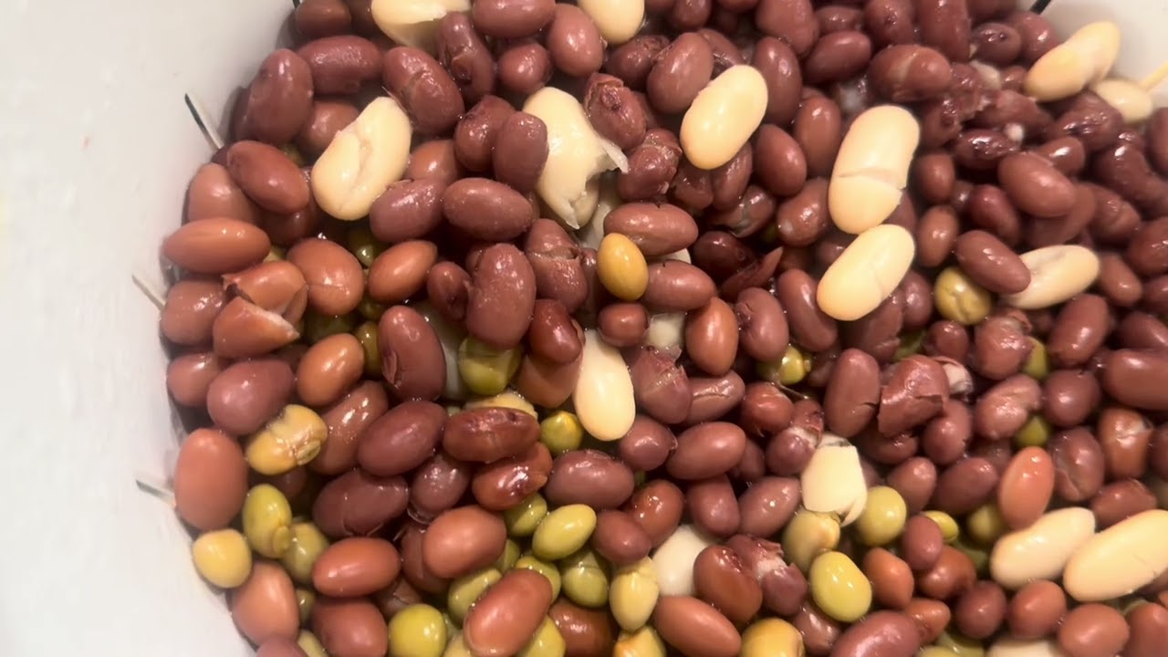 Тушеная курица, запеченная рыба, овощи крупными кусочками, фасоль и рис.