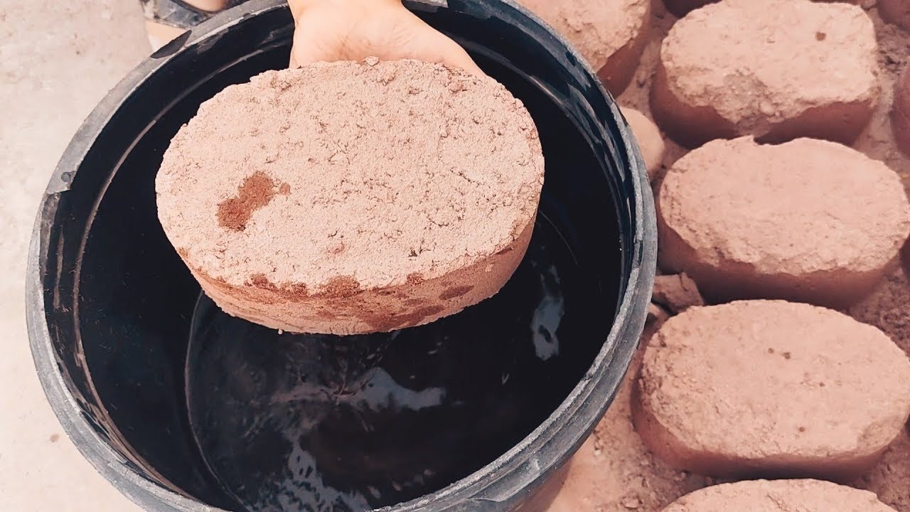ASMR: super dusty creamy crispy soft red dirt shapes crumble in water bucket+dry on floor🤤