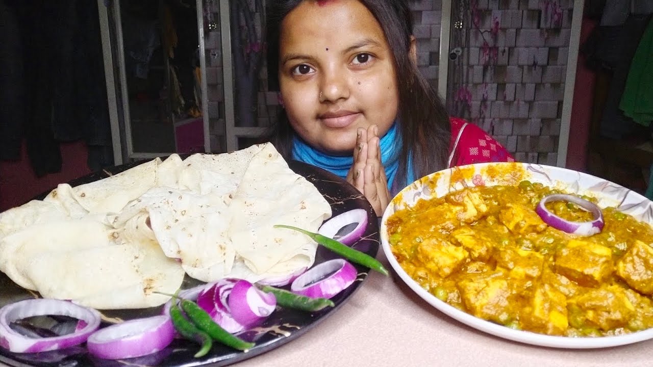 Onkdin por chole elam tomader kache matar paneer r sathe rumali ruti niye
