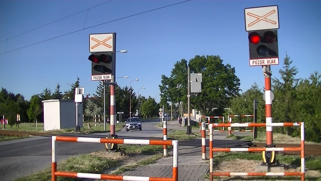 Spoorwegovergang Trnava (SK) // Railroad crossing // Železničné priecestie