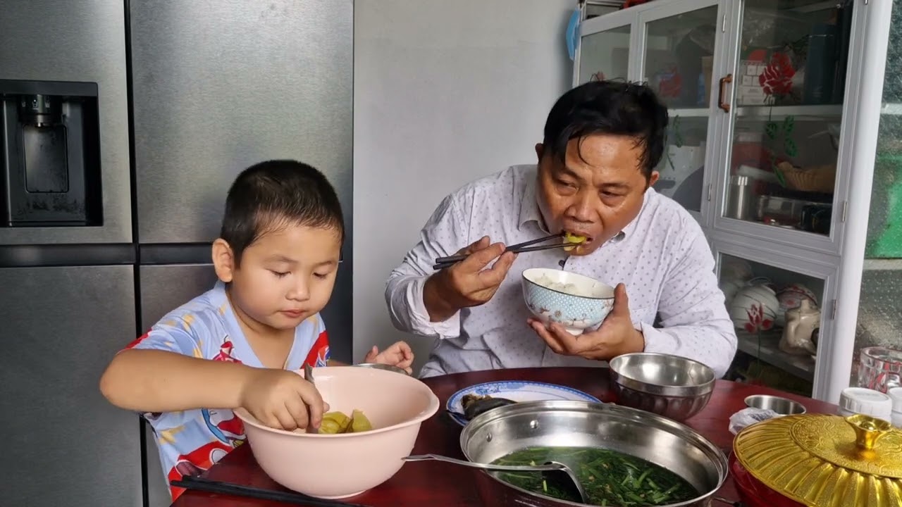 Bữa cơm đơn giản của hai cha con. Cá phi kho me ăn kèm cải chua giòn rụm 