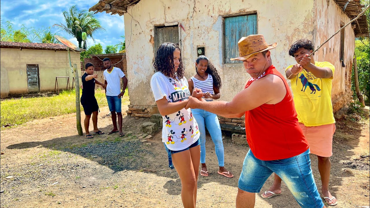MULHER INTERESSEIRA VENDE SUA FILHA PARA UM VELHO