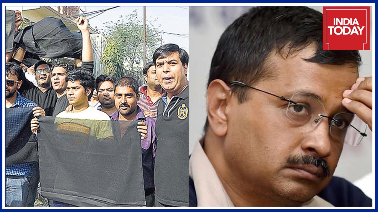 Modi Fans Show Black Flags Prior To Kejriwal's Rally