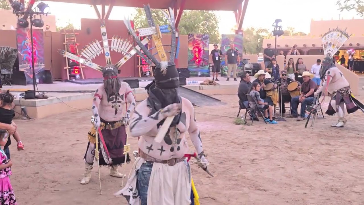 Джо Тохонни-младший и танцоры White Mountain Apache Crown &ndash; Ярмарка штата Нью-Мексико в Индейской...