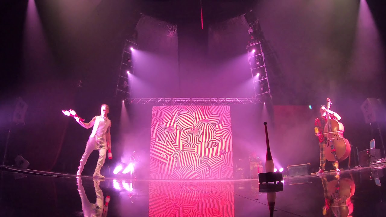 Andriy Ruzhilo - Juggling in zeltpalast