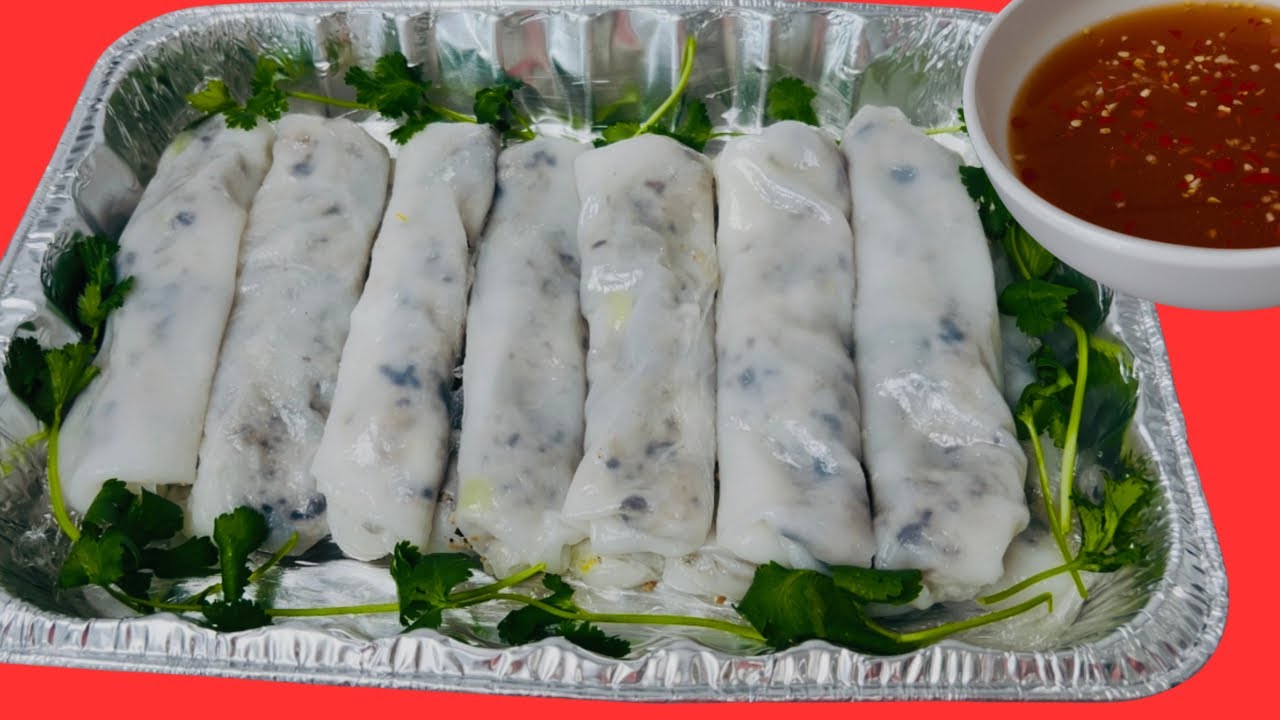 Bánh  tráng bằng chảo vậy mới thành công nè cho bột này vô bánh cuốn mềm rất ngon