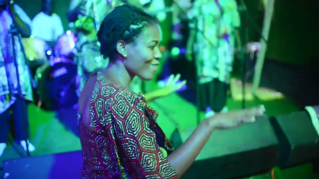 Irenge fiston Alton en concert live à labotte mwana ma Chapuis