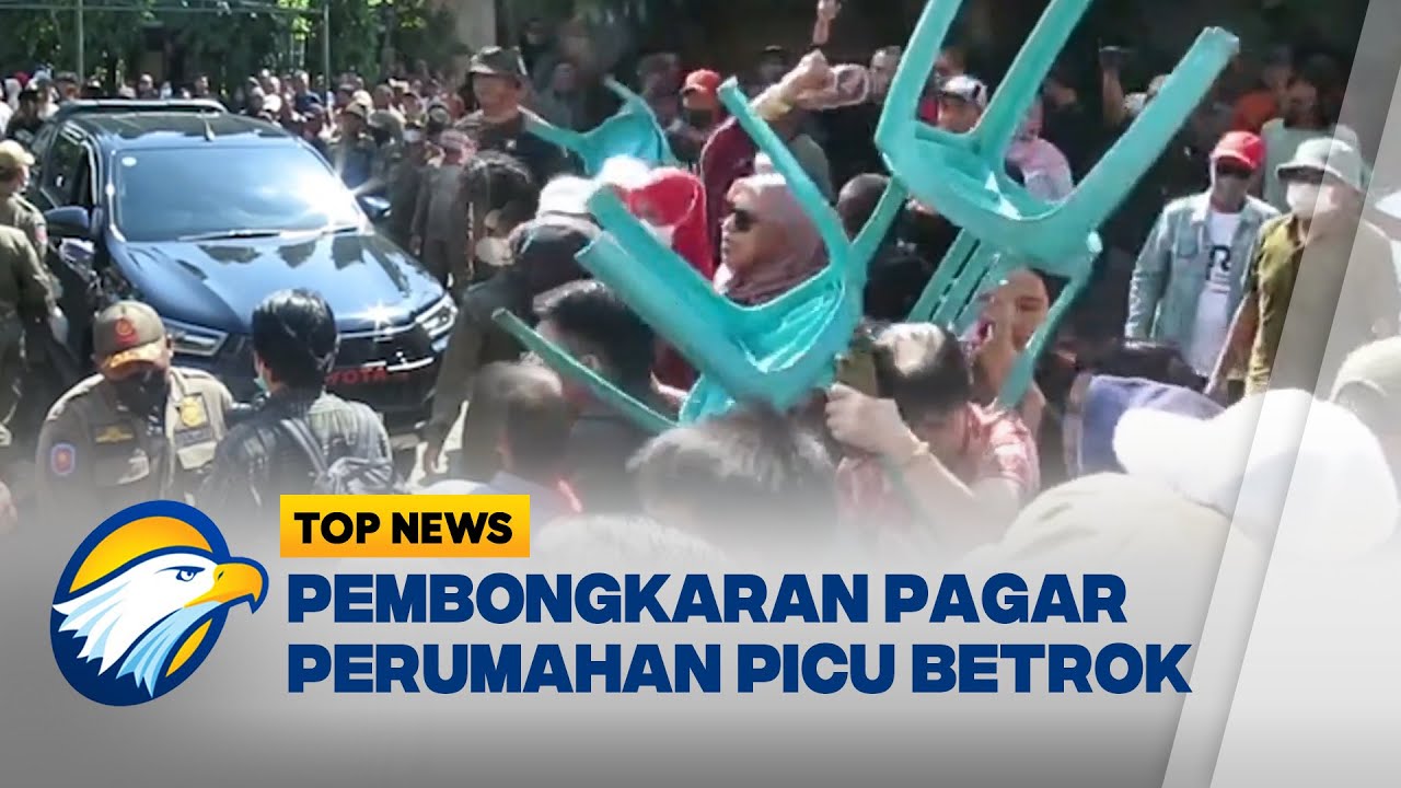 Pembongkaran Pagar Perumahan Berujung Lempar Kursi ke Satpol PP di Sidoarjo - [Top News]