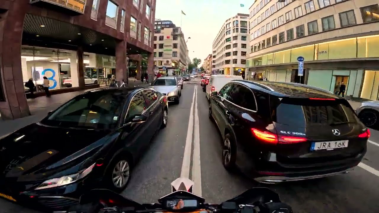 Supermoto vs traffic | Stockholm city | ktm 690 smcr