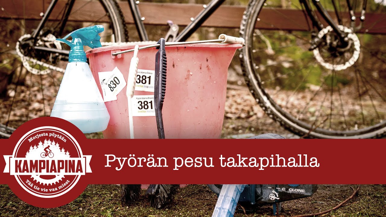 Pyörän pesu kerrostalon takapihalla