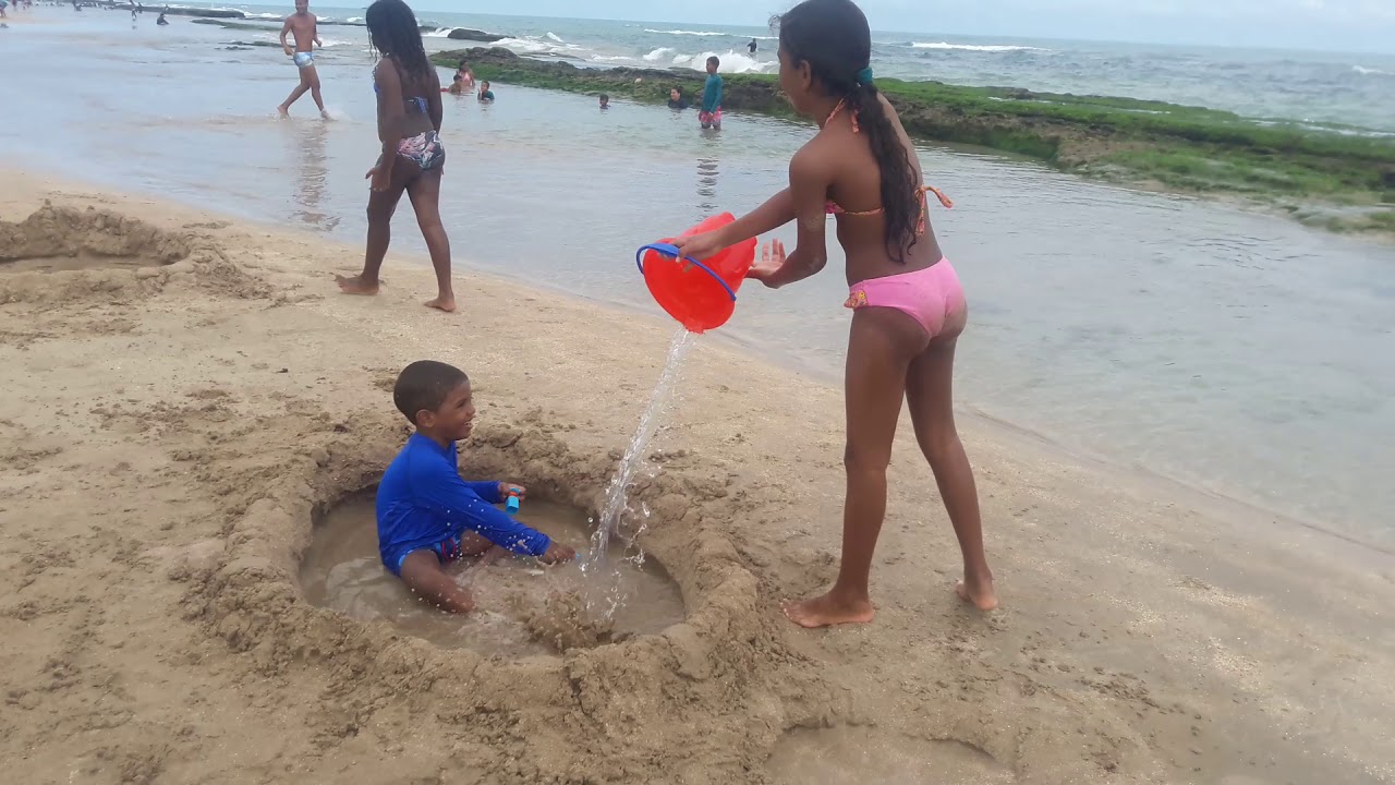 Tiago e Ester fazendo piscina na areia. 09.01.2018