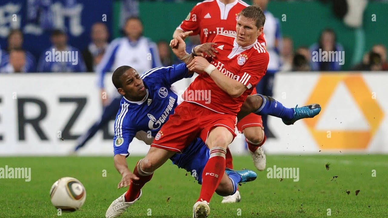 Bastian Schweinsteiger vs Schalke (A) - 2009/10
