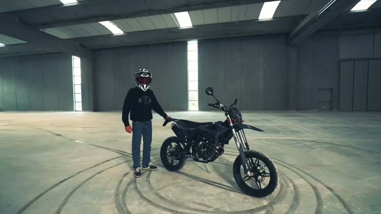 🖤 Black is the new red ❤️ A new Beta 125X motard - Special Edition, in pure monochrome style! ⚫️