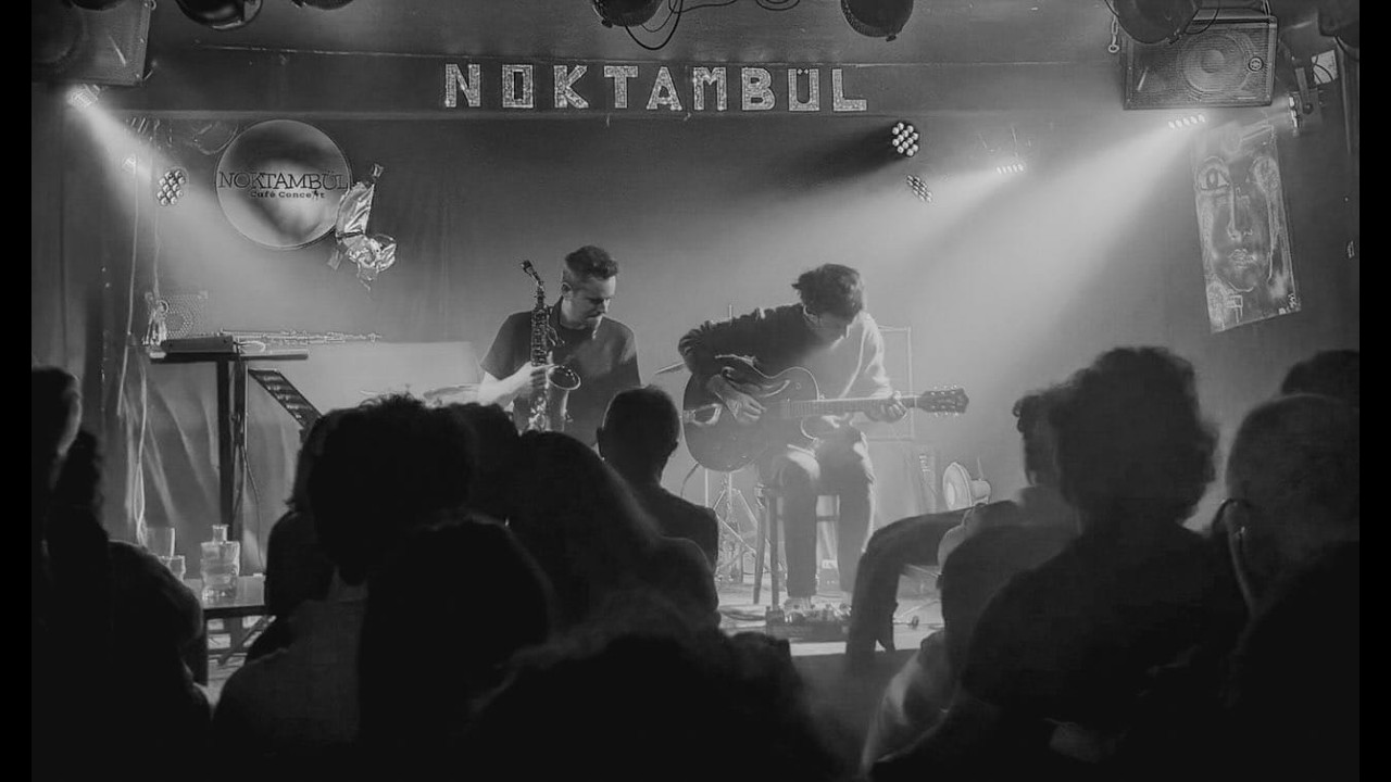 All or Nothing at All (Ludovic Ernault & Simon Martineau)