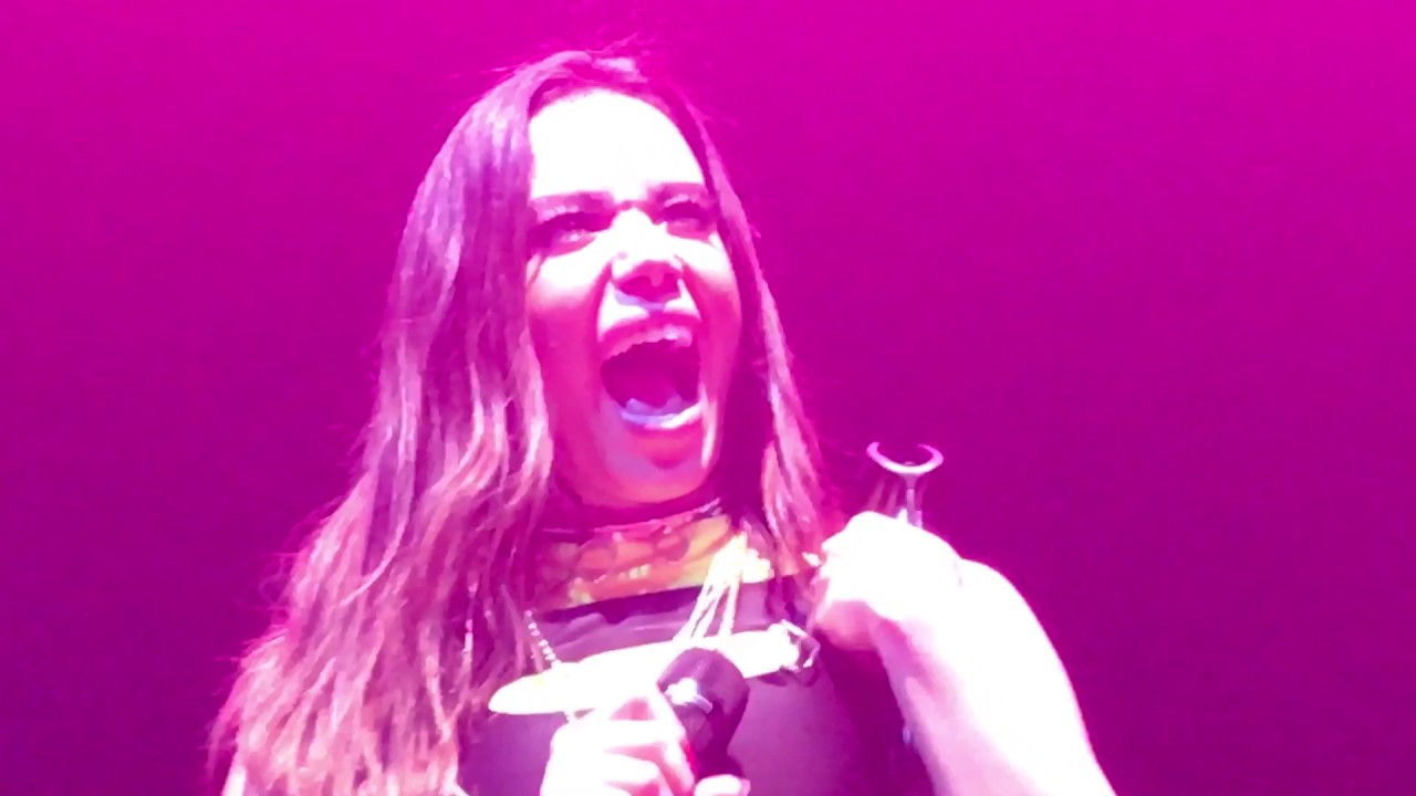 Anitta - Medley: Eu vou ficar/ Proposta/ Fica só olhando/ Menina má/ Música de amor - The Week/RJ.