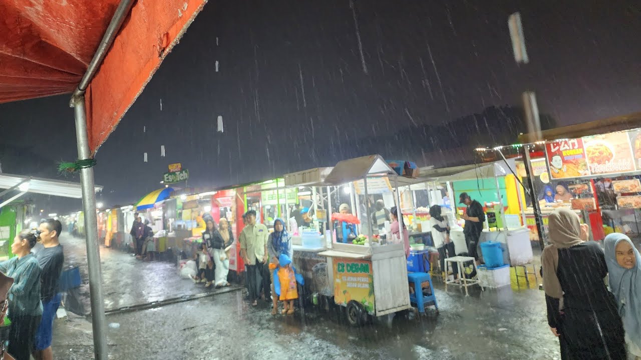 Hujan Deras Nyari Jajanan di Pasar Malam Kodam Brawijaya, Surabaya, Maret 2026.