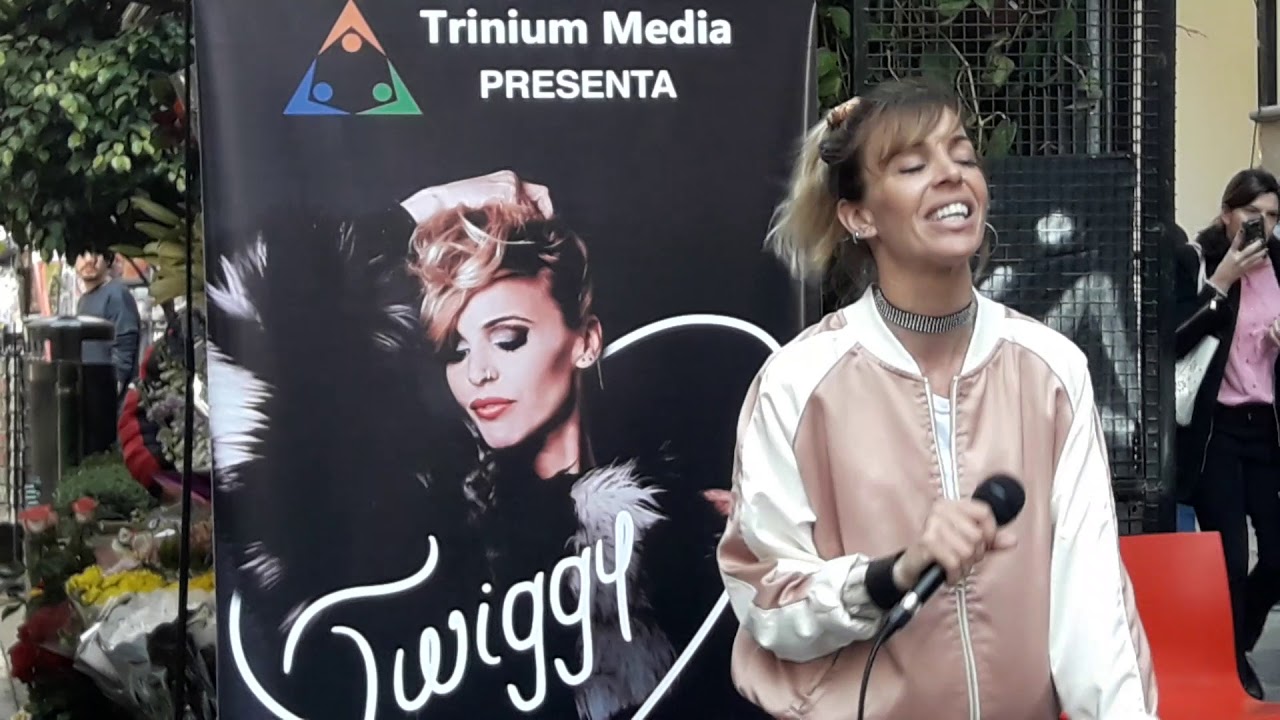 Twiggy Cantando  