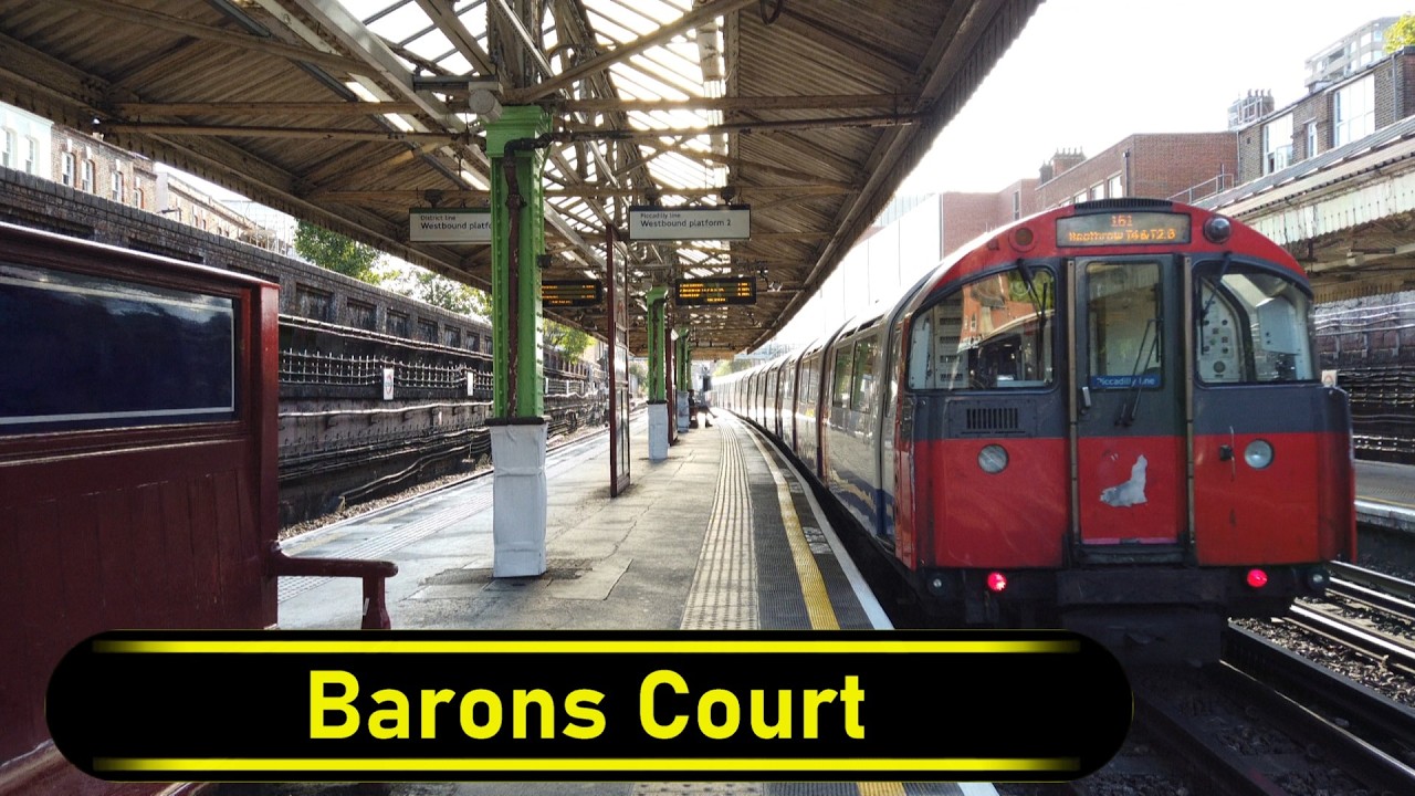 Tube Station Barons Court - London 🇬🇧 - Walkthrough 🚶
