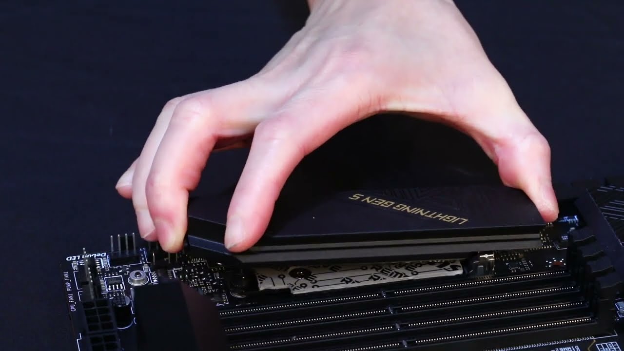 MSI&reg; HOW TO Use Screwless M.2 Shield Frozr Heatsink