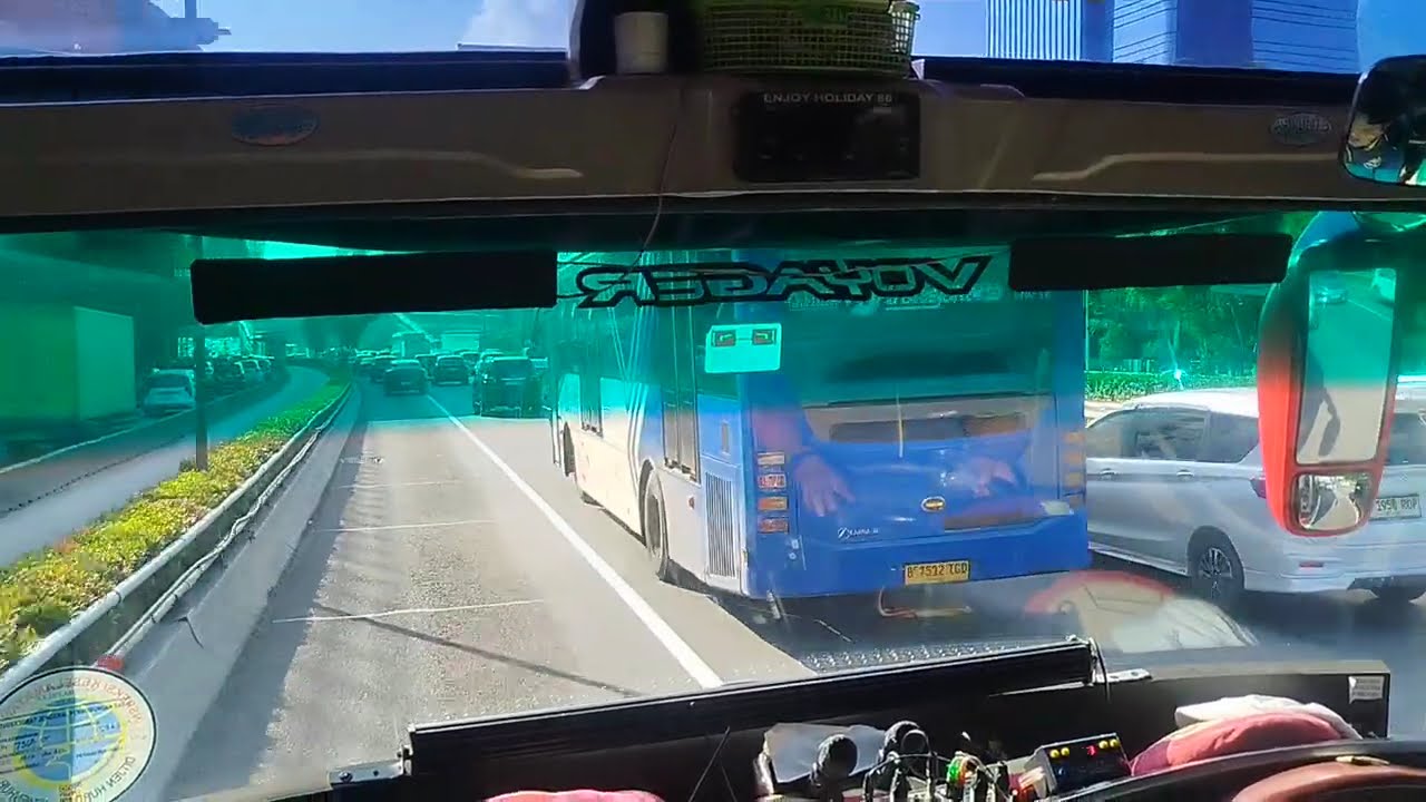 Hampir crash tol dalam kota bus pariwisata holiday