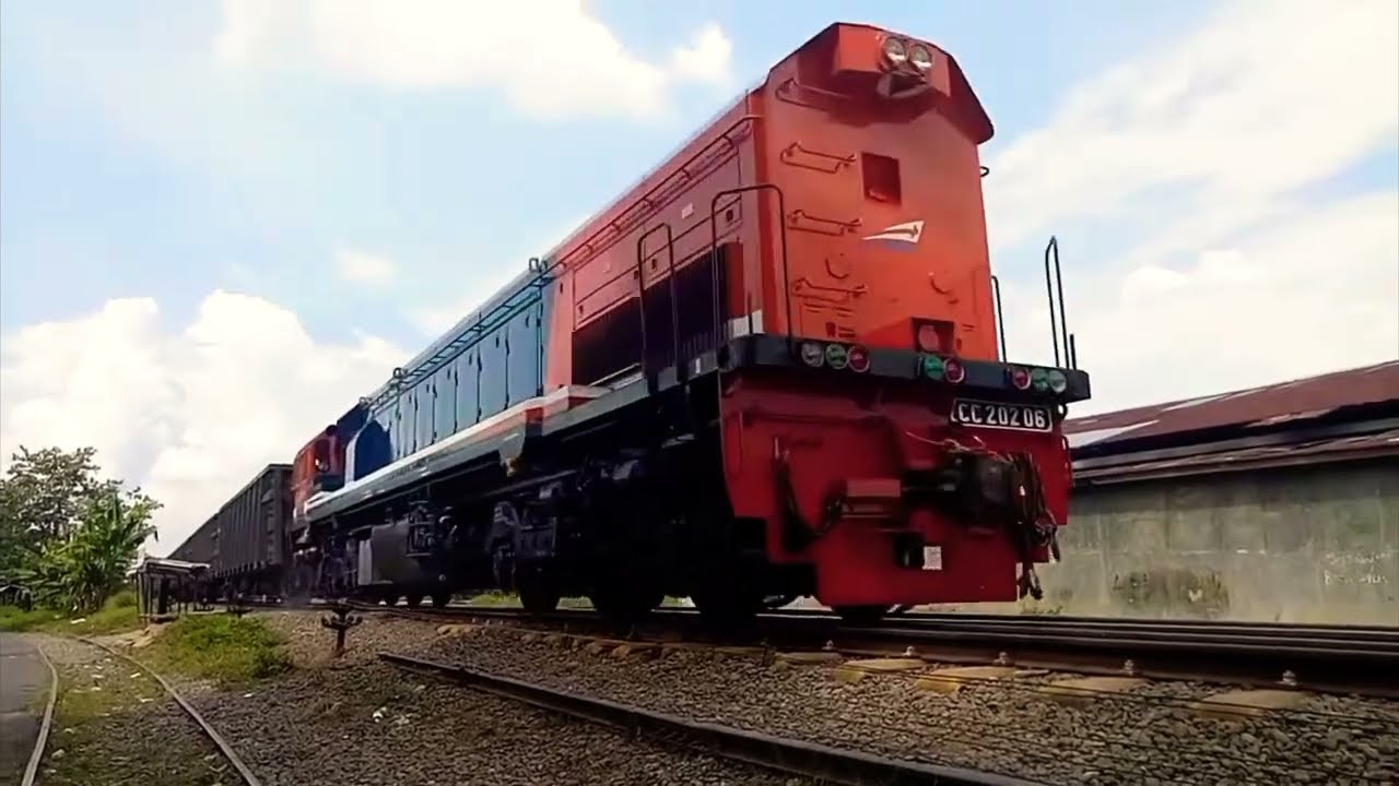 KA BABARANJANG LOKOMOTIF CC 202 MEMASUKI STASIUN LAHAT 