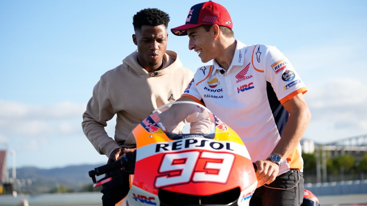 Ansu Fati visita a Marc Márquez en su ‘oficina’