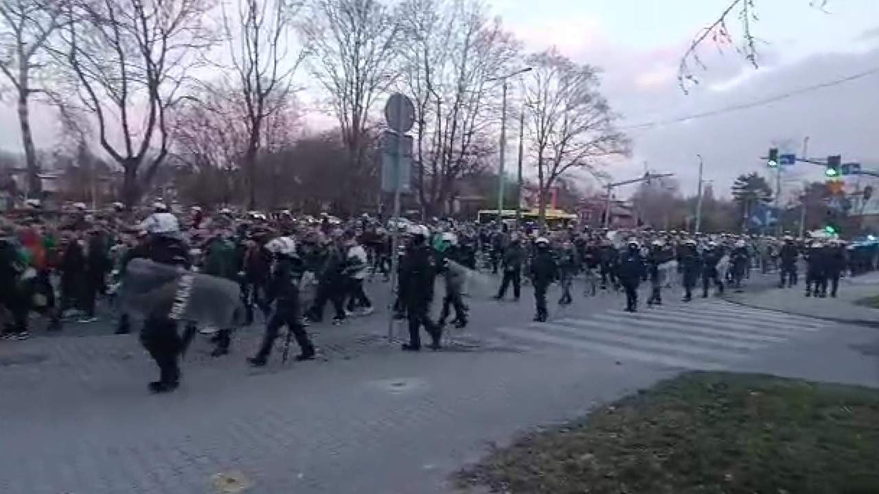 Przemarsz ponad 1000 fanatyków Śląska Wrocław na dworzec w Tychach | 15.03.2026